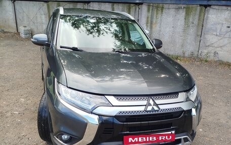 Mitsubishi Outlander III рестайлинг 3, 2020 год, 2 100 000 рублей, 3 фотография