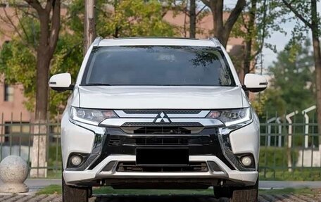 Mitsubishi Outlander III рестайлинг 3, 2022 год, 2 450 000 рублей, 2 фотография