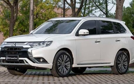 Mitsubishi Outlander III рестайлинг 3, 2022 год, 2 450 000 рублей, 3 фотография