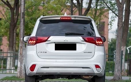 Mitsubishi Outlander III рестайлинг 3, 2022 год, 2 450 000 рублей, 4 фотография