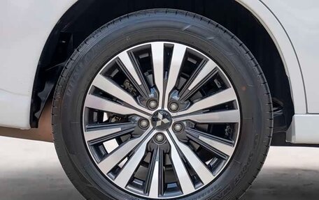 Mitsubishi Outlander III рестайлинг 3, 2022 год, 2 450 000 рублей, 8 фотография