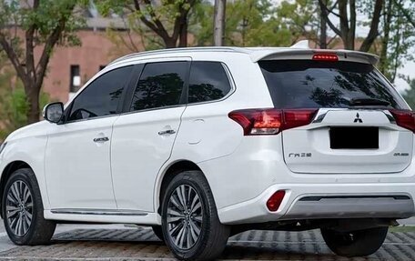 Mitsubishi Outlander III рестайлинг 3, 2022 год, 2 450 000 рублей, 6 фотография