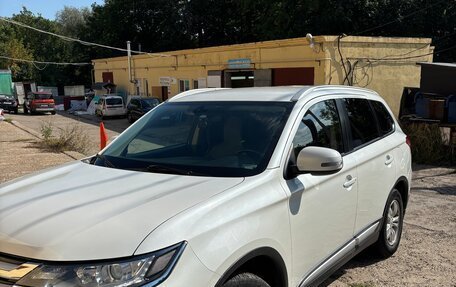 Mitsubishi Outlander III рестайлинг 3, 2016 год, 1 830 000 рублей, 3 фотография