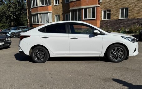 Hyundai Solaris II рестайлинг, 2021 год, 1 560 000 рублей, 2 фотография