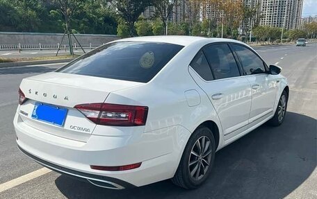 Skoda Octavia, 2021 год, 1 300 000 рублей, 3 фотография