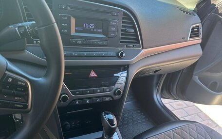 Hyundai Elantra VI рестайлинг, 2017 год, 1 800 000 рублей, 6 фотография