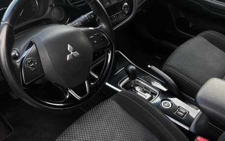 Mitsubishi Outlander III рестайлинг 3, 2017 год, 1 849 000 рублей, 6 фотография