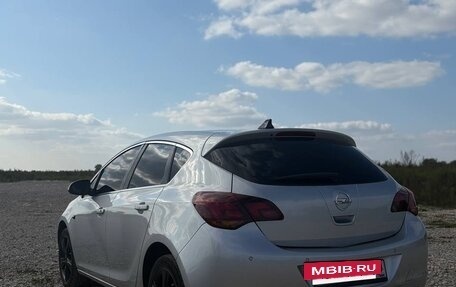 Opel Astra J, 2011 год, 750 000 рублей, 2 фотография