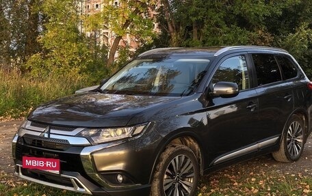 Mitsubishi Outlander III рестайлинг 3, 2019 год, 2 099 000 рублей, 1 фотография