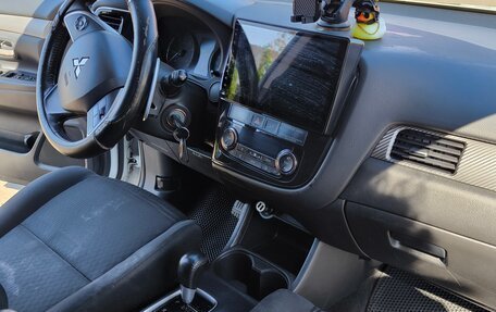 Mitsubishi Outlander III рестайлинг 3, 2013 год, 1 300 000 рублей, 3 фотография
