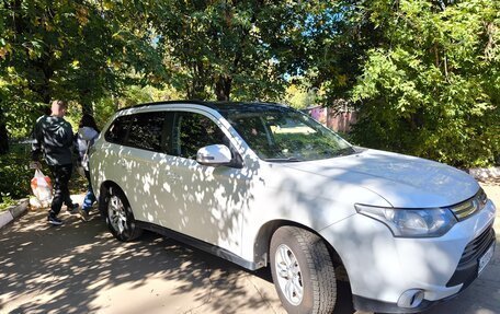 Mitsubishi Outlander III рестайлинг 3, 2013 год, 1 300 000 рублей, 6 фотография