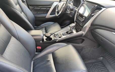 Mitsubishi Pajero Sport III рестайлинг, 2018 год, 2 599 000 рублей, 9 фотография