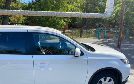 Mitsubishi Outlander III рестайлинг 3, 2021 год, 2 300 000 рублей, 6 фотография