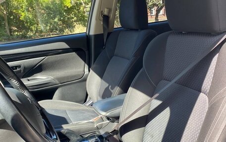 Mitsubishi Outlander III рестайлинг 3, 2021 год, 2 300 000 рублей, 10 фотография