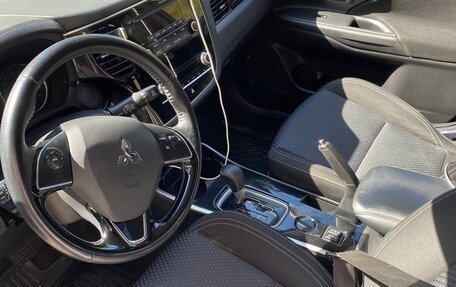 Mitsubishi Outlander III рестайлинг 3, 2021 год, 2 300 000 рублей, 11 фотография