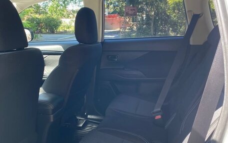 Mitsubishi Outlander III рестайлинг 3, 2021 год, 2 300 000 рублей, 12 фотография