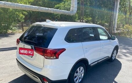 Mitsubishi Outlander III рестайлинг 3, 2021 год, 2 300 000 рублей, 4 фотография