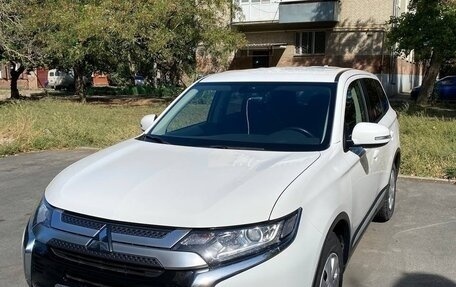 Mitsubishi Outlander III рестайлинг 3, 2021 год, 2 300 000 рублей, 9 фотография