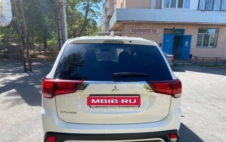 Mitsubishi Outlander III рестайлинг 3, 2021 год, 2 300 000 рублей, 3 фотография