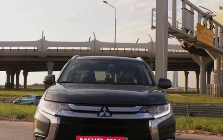 Mitsubishi Outlander III рестайлинг 3, 2016 год, 1 890 000 рублей, 4 фотография