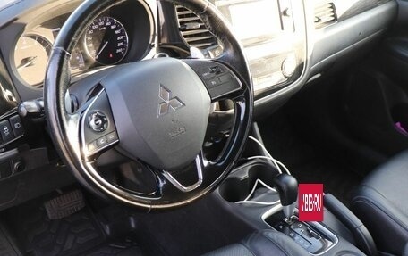 Mitsubishi Outlander III рестайлинг 3, 2016 год, 1 890 000 рублей, 9 фотография