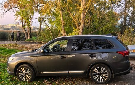 Mitsubishi Outlander III рестайлинг 3, 2019 год, 2 099 000 рублей, 4 фотография