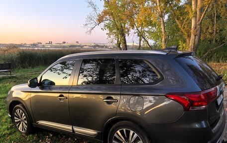 Mitsubishi Outlander III рестайлинг 3, 2019 год, 2 099 000 рублей, 6 фотография
