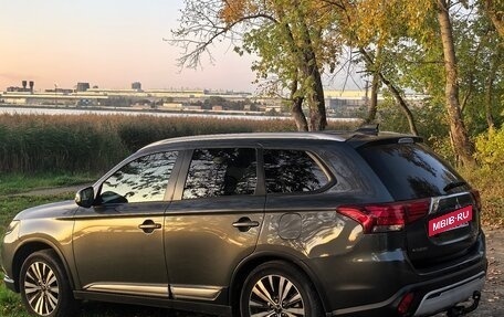 Mitsubishi Outlander III рестайлинг 3, 2019 год, 2 099 000 рублей, 2 фотография