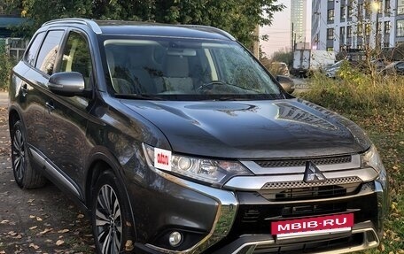 Mitsubishi Outlander III рестайлинг 3, 2019 год, 2 099 000 рублей, 5 фотография