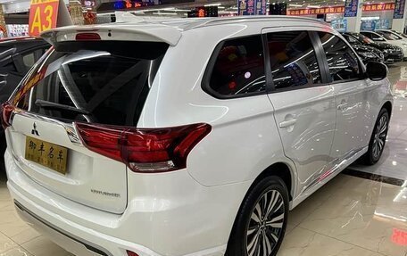 Mitsubishi Outlander III рестайлинг 3, 2022 год, 2 350 000 рублей, 4 фотография