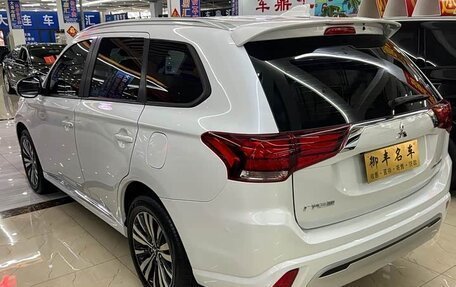 Mitsubishi Outlander III рестайлинг 3, 2022 год, 2 350 000 рублей, 6 фотография