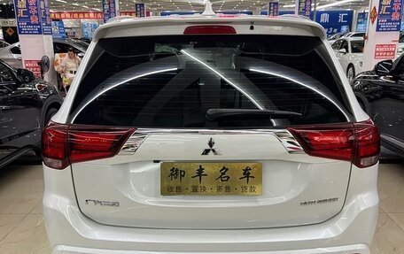 Mitsubishi Outlander III рестайлинг 3, 2022 год, 2 350 000 рублей, 5 фотография