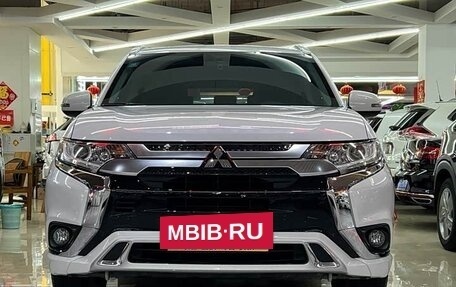 Mitsubishi Outlander III рестайлинг 3, 2022 год, 2 350 000 рублей, 2 фотография