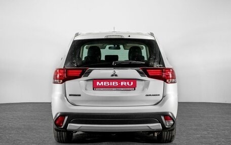 Mitsubishi Outlander III рестайлинг 3, 2018 год, 1 999 000 рублей, 4 фотография
