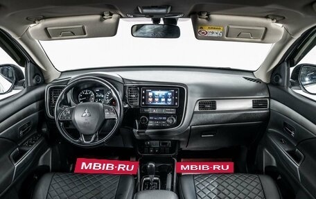 Mitsubishi Outlander III рестайлинг 3, 2018 год, 1 999 000 рублей, 9 фотография