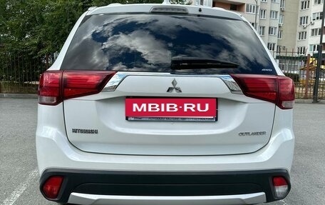 Mitsubishi Outlander III рестайлинг 3, 2018 год, 2 200 000 рублей, 2 фотография