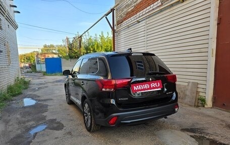 Mitsubishi Outlander III рестайлинг 3, 2015 год, 1 815 000 рублей, 4 фотография