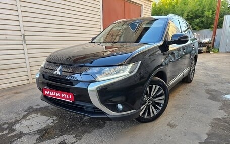 Mitsubishi Outlander III рестайлинг 3, 2015 год, 1 815 000 рублей, 2 фотография