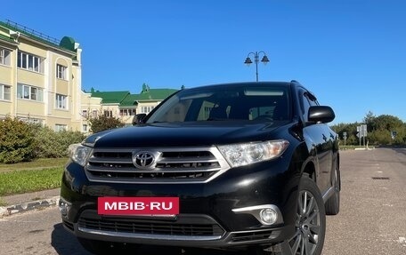 Toyota Highlander III, 2013 год, 2 300 000 рублей, 2 фотография