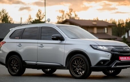 Mitsubishi Outlander III рестайлинг 3, 2019 год, 3 300 000 рублей, 2 фотография