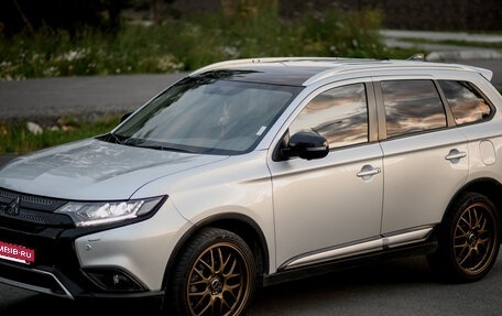 Mitsubishi Outlander III рестайлинг 3, 2019 год, 3 300 000 рублей, 3 фотография