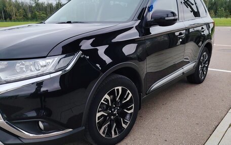 Mitsubishi Outlander III рестайлинг 3, 2022 год, 3 200 000 рублей, 4 фотография