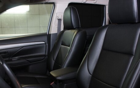 Mitsubishi Outlander III рестайлинг 3, 2022 год, 3 200 000 рублей, 13 фотография
