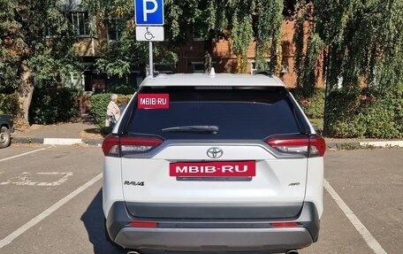 Toyota RAV4, 2020 год, 3 000 000 рублей, 3 фотография