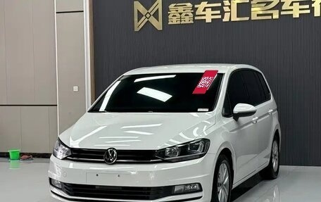 Volkswagen Touran III, 2021 год, 1 750 000 рублей, 2 фотография
