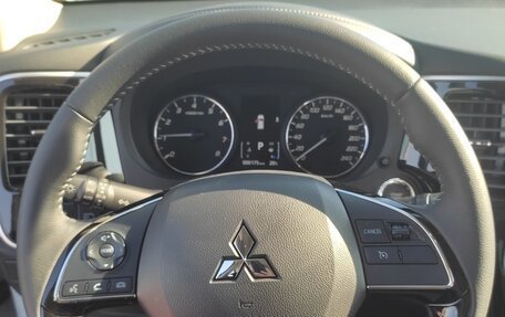 Mitsubishi Outlander III рестайлинг 3, 2022 год, 2 850 000 рублей, 9 фотография