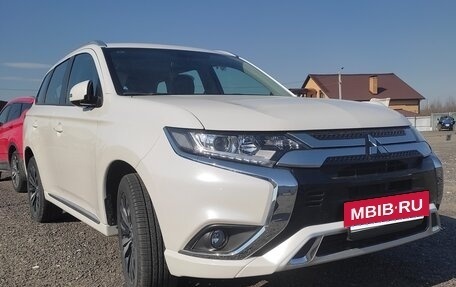 Mitsubishi Outlander III рестайлинг 3, 2022 год, 2 850 000 рублей, 3 фотография