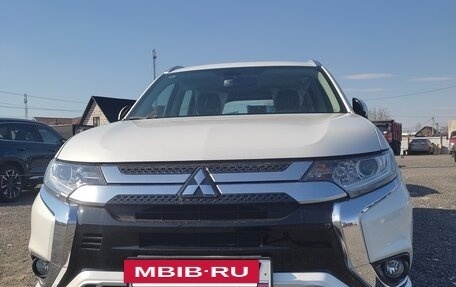 Mitsubishi Outlander III рестайлинг 3, 2022 год, 2 850 000 рублей, 2 фотография