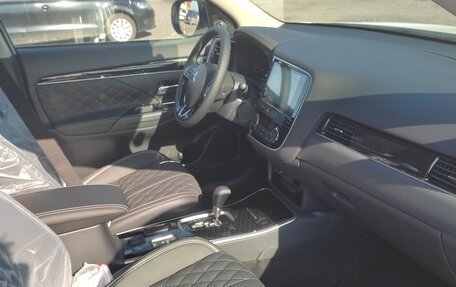 Mitsubishi Outlander III рестайлинг 3, 2022 год, 2 850 000 рублей, 16 фотография
