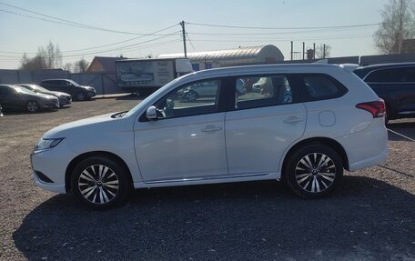 Mitsubishi Outlander III рестайлинг 3, 2022 год, 2 850 000 рублей, 14 фотография